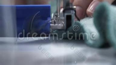 缝纫过程：妇女在缝纫后的手